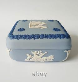 Groupe de Boîtes à Bijoux en Jasperware de Couleur Wedgwood avec Cage 1ère Qualité