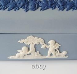 Groupe de Boîtes à Bijoux en Jasperware de Couleur Wedgwood avec Cage 1ère Qualité