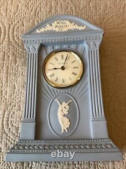 Horloge Garniture Millénaire en Jasper Ware de Wedgwood, Horloge Dancing Hours de 8.75 pouces