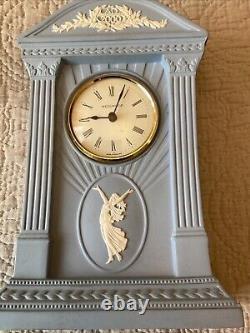 Horloge Garniture Millénaire en Jasper Ware de Wedgwood, Horloge Dancing Hours de 8.75 pouces