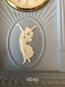 Horloge Garniture Millénaire en Jasper Ware de Wedgwood, Horloge Dancing Hours de 8.75 pouces