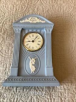 Horloge Garniture Millénaire en Jasper Ware de Wedgwood, Horloge Dancing Hours de 8.75 pouces