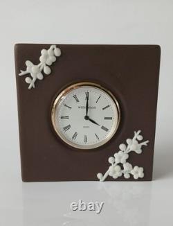 Horloge Wedgwood Jasperware brune à fleurs de prunier