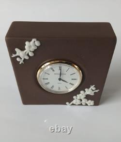Horloge Wedgwood Jasperware brune à fleurs de prunier Horloge Wedgwood Jasperware brune à fleurs de prunier