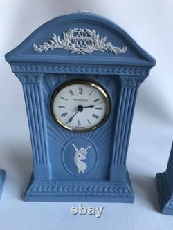 Horloge de cheminée en jaspe Wedgwood bleu ''millénium'' et bougeoirs assortis