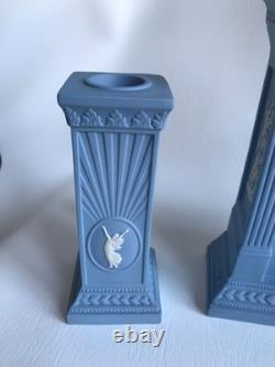 Horloge de cheminée en jaspe Wedgwood bleu ''millénium'' et bougeoirs assortis