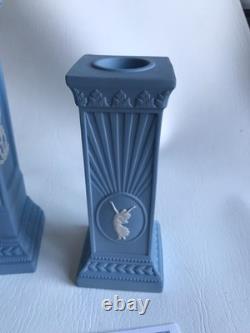 Horloge de cheminée en jaspe Wedgwood bleu ''millénium'' et bougeoirs assortis