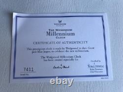 Horloge de cheminée en jaspe Wedgwood bleu ''millénium'' et bougeoirs assortis