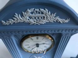Horloge de cheminée en jaspe Wedgwood bleu ''millénium'' et bougeoirs assortis