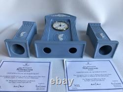 Horloge de cheminée en jaspe Wedgwood bleu ''millénium'' et bougeoirs assortis