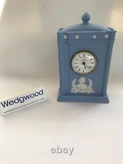 Horloge de cheminée en jasperware bleu Wedgwood en excellent état de fonctionnement