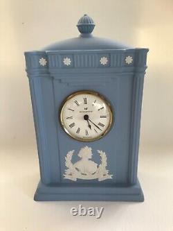Horloge de cheminée en jasperware bleu Wedgwood en excellent état de fonctionnement