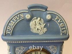 Horloge de cheminée rare en jaspe bleu pâle Wedgwood 'Tempus Fugit'