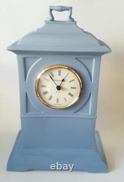 Horloge de manteau en jaspe bleu Wedgwood en état de marche