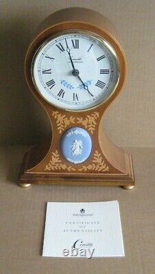 Horloge en bois d'érable Comitti avec motif Dancing Hours en jaspe bleu Wedgwood