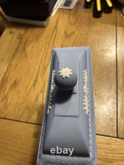 Horloge en jaspe Wedgwood bleue H16cm x L16cm fonctionne bien