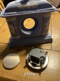 Horloge en jaspe Wedgwood bleue H16cm x L16cm fonctionne bien
