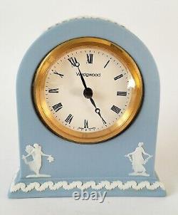 Horloge en jaspe bleu de Wedgwood dans une boîte dansante