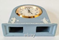 Horloge en jaspe bleu de Wedgwood dans une boîte dansante