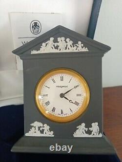 Horloge en jaspe noir basaltique Wedgwood, 13 cm de hauteur, neuve dans son emballage d'origine