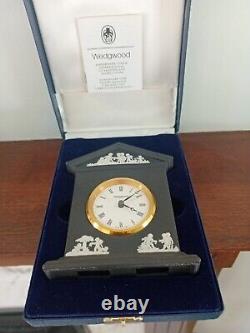 Horloge en jaspe noir basaltique Wedgwood, 13 cm de hauteur, neuve dans son emballage d'origine