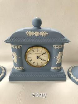 Horloge et candélabres en jaspe Wedgwood bleu 'Heures dansantes'