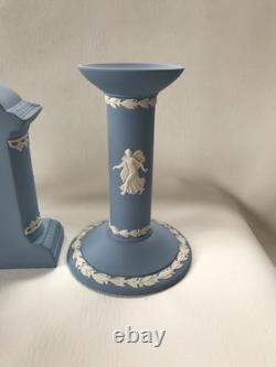 Horloge et candélabres en jaspe Wedgwood bleu 'Heures dansantes'