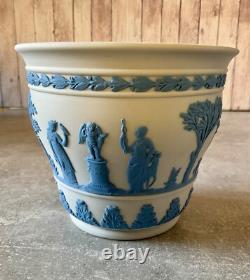 Jardinière en jasperware jasper bleu Wedgwood sur blanc