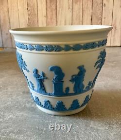 Jardinière en jasperware jasper bleu Wedgwood sur blanc