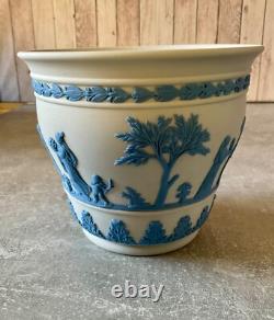 Jardinière en jasperware jasper bleu Wedgwood sur blanc
