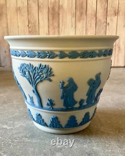 Jardinière en jasperware jasper bleu Wedgwood sur blanc