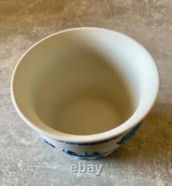 Jardinière en jasperware jasper bleu Wedgwood sur blanc