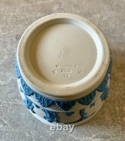 Jardinière en jasperware jasper bleu Wedgwood sur blanc