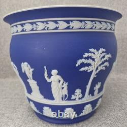 Jardinière vintage Wedgwood Jasperware bleu foncé, 7 po de hauteur / 8 ¼ po de diamètre Jardinière vintage Wedgwood Jasperware bleu foncé, 7 po de hauteur / 8 ¼ po de diamètre