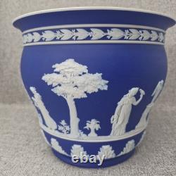 Jardinière vintage Wedgwood Jasperware bleu foncé, 7 po de hauteur / 8 ¼ po de diamètre