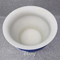 Jardinière vintage Wedgwood Jasperware bleu foncé, 7 po de hauteur / 8 ¼ po de diamètre
