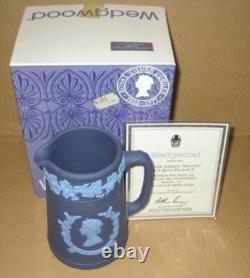Jarre de jubilé de la reine britannique en jasper bleu et bleu PORTLAND de Wedgwood ÉDITION LIMITÉE