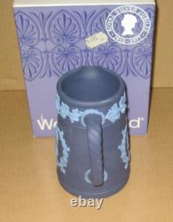 Jarre de jubilé de la reine britannique en jasper bleu et bleu PORTLAND de Wedgwood ÉDITION LIMITÉE