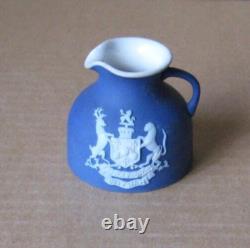 Jarretière MINIATURE en Jasperware COBALT BLUE de Wedgwood avec blason de WITHAM