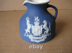 Jarretière MINIATURE en Jasperware COBALT BLUE de Wedgwood avec blason de WITHAM