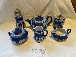 Jasperware antique Wedgwood bleu foncé/cobalt 6 pièces différentes RÉDUITES