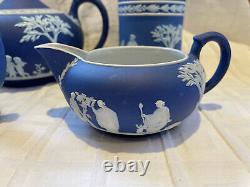 Jasperware antique Wedgwood bleu foncé/cobalt 6 pièces différentes RÉDUITES