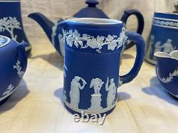 Jasperware antique Wedgwood bleu foncé/cobalt 6 pièces différentes RÉDUITES