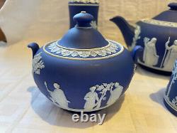 Jasperware antique Wedgwood bleu foncé/cobalt 6 pièces différentes RÉDUITES