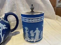 Jasperware antique Wedgwood bleu foncé/cobalt 6 pièces différentes RÉDUITES