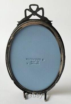 Jasperware bleu Wedgwood avec des heures de danse en camée dans un cadre en argent orné