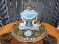 Jasperware bleu Wedgwood et encrier trépied en laiton avec dauphin en ormolu de G Betjemann 1872