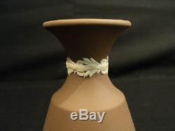 Joli Petit Vase De Cabinet De Jasperware De Chocolat De Wedgwood Avec La Décoration De Coquille