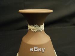 Joli Petit Vase De Cabinet De Jasperware De Chocolat De Wedgwood Avec La Décoration De Coquille