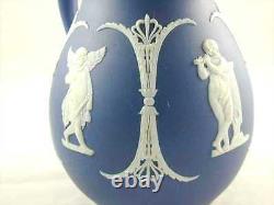 Joli pichet antique en jaspe Wedgwood décoré d'un chérubin ange